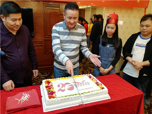 王总为翔宇满20年生日的蛋糕切第一刀